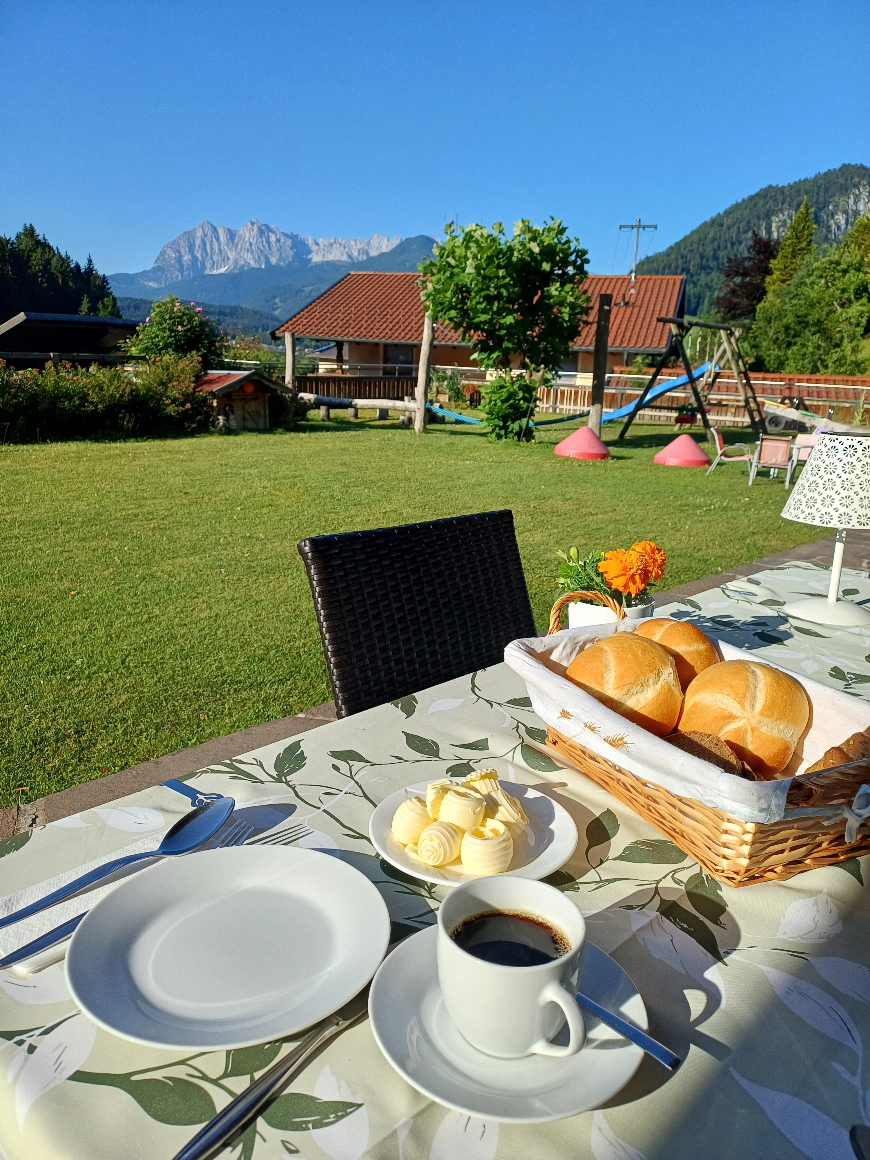 Frühstück Pension Gieringer auf der Terrasse 